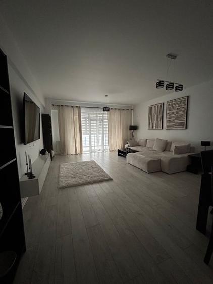 Apartament cu 3 camere semidecomandat, mobilat în Central