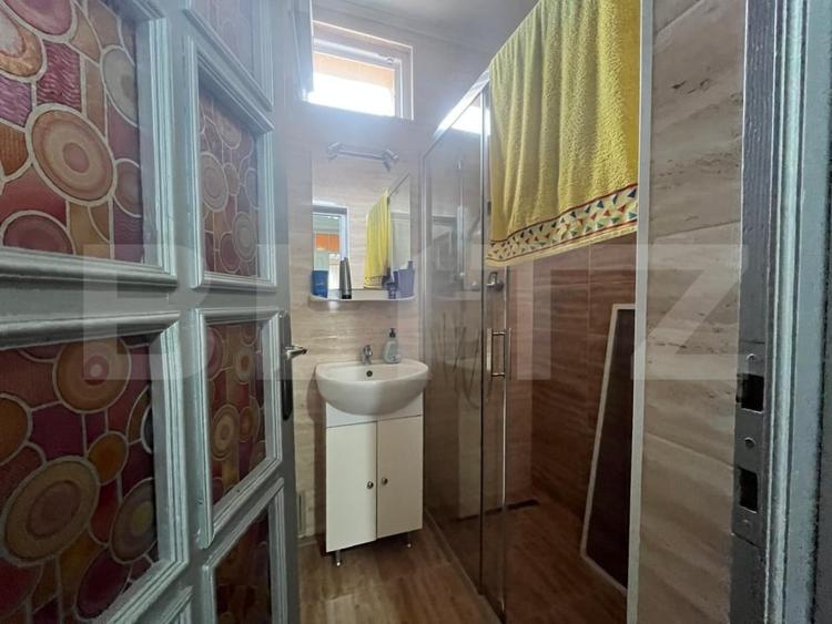 Casă individuală cu 10 camere cu Canalizare în Haieu