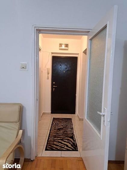 Apartament cu 3 camere semidecomandat, mobilat în Drumul Taberei