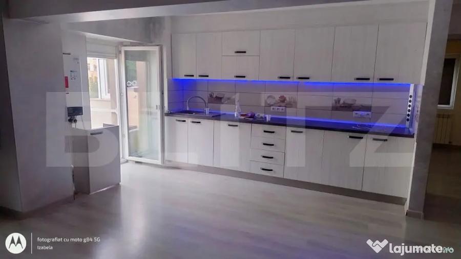 Apartament cu 4 camere semidecomandat în Central