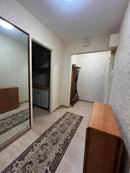 Apartament cu 3 camere semidecomandat în Berceni