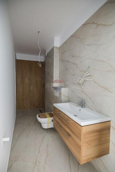 Apartament cu 3 camere decomandat în Tractorul