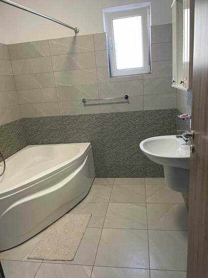 Apartament cu 3 camere decomandat în Dobroești