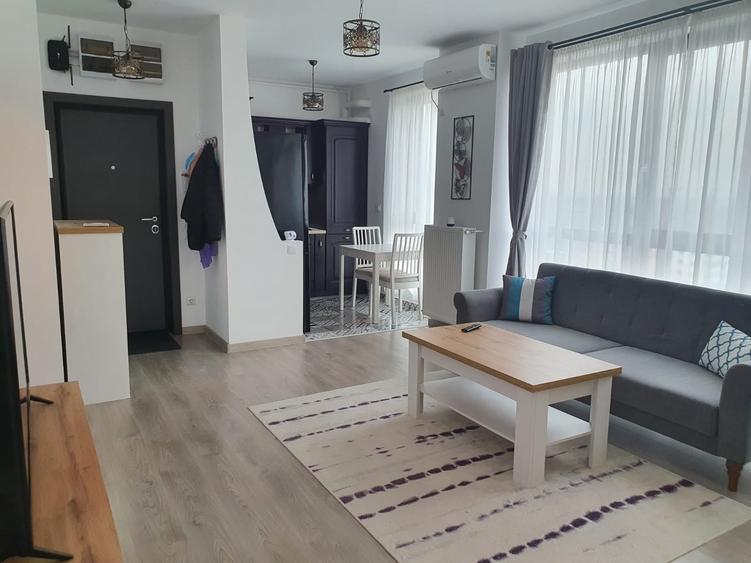 Apartament cu 3 camere semidecomandat în Pipera