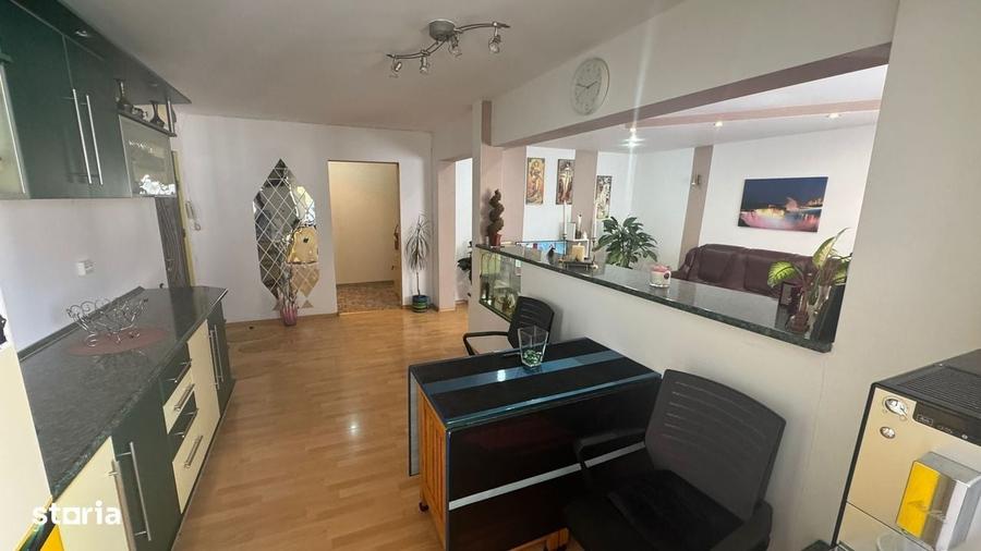 Apartament cu 4 camere decomandat în Valea Aurie