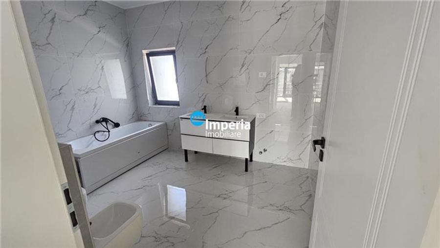 Duplex cu 4 camere cu Canalizare în Bucium