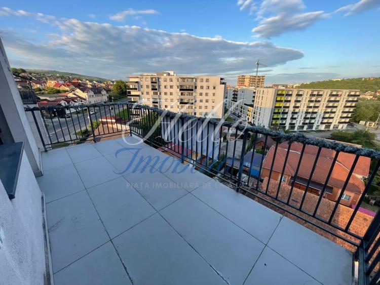 Apartament cu 3 camere semidecomandat, mobilat în Baciu