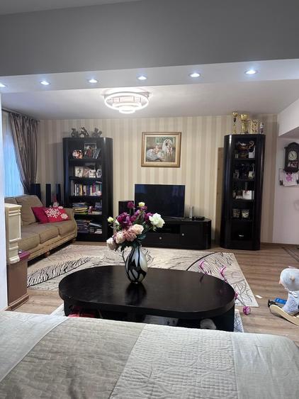Apartament cu 4 camere decomandat în Petros