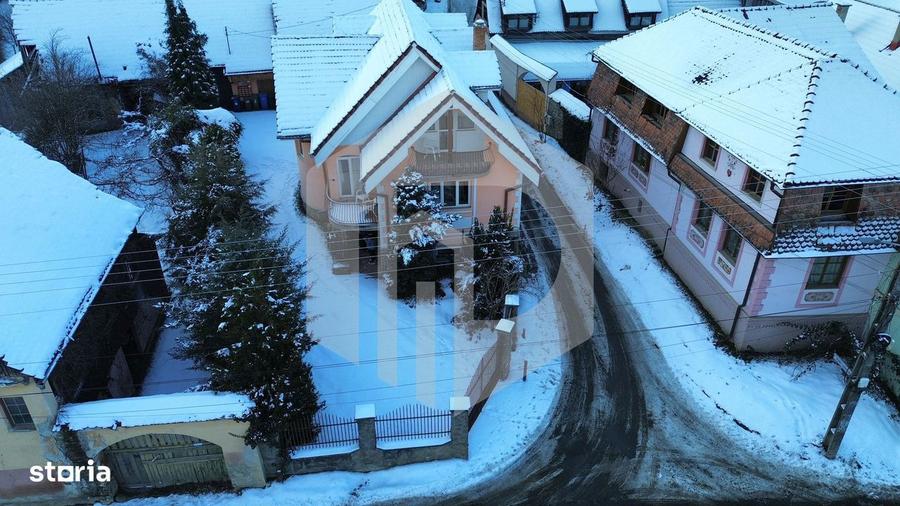 Casă cu 7 camere cu Teren 300 Mp în Central