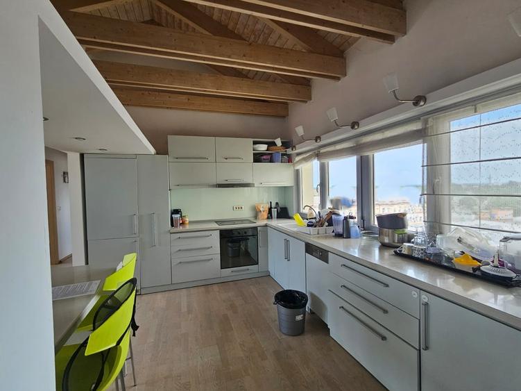 Penthouse cu 4 camere decomandat, mobilat în Complex Studențesc