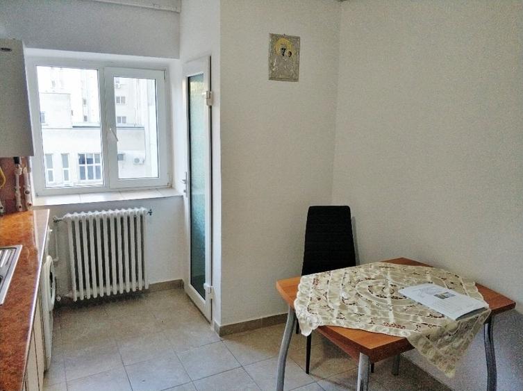 Apartament cu 2 camere semidecomandat, mobilat în Capitol