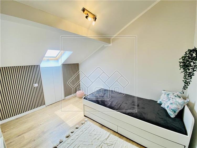 Penthouse cu 3 camere semidecomandat, mobilat în Exterior Vest