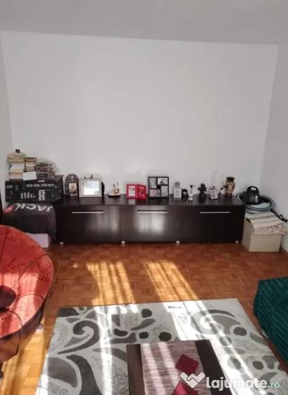 Apartament cu 3 camere semidecomandat în Astra