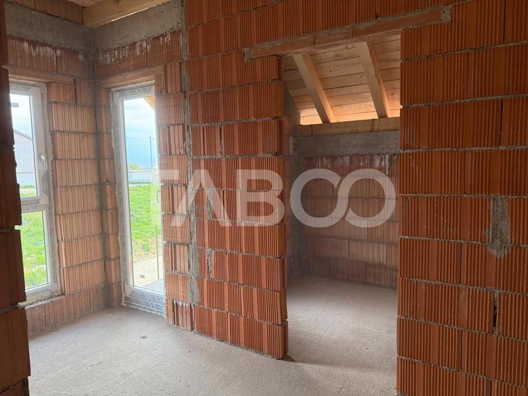Duplex cu 5 camere cu Canalizare în Șura Mare