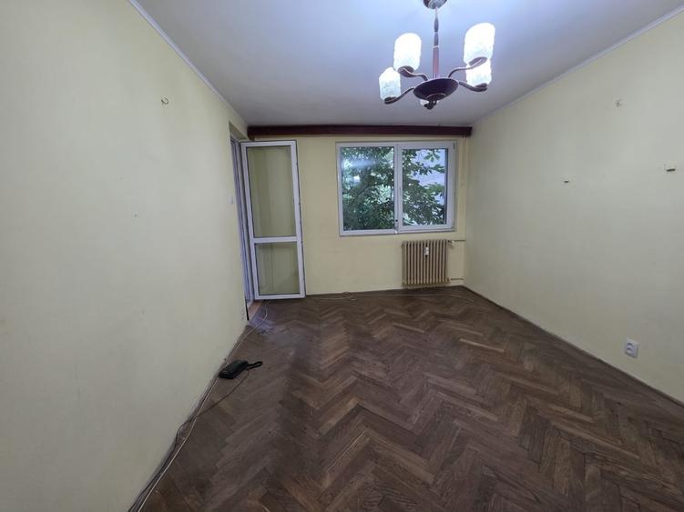 Apartament cu 4 camere semidecomandat în Titan