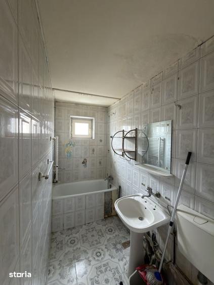 Apartament cu 3 camere semidecomandat în Traian