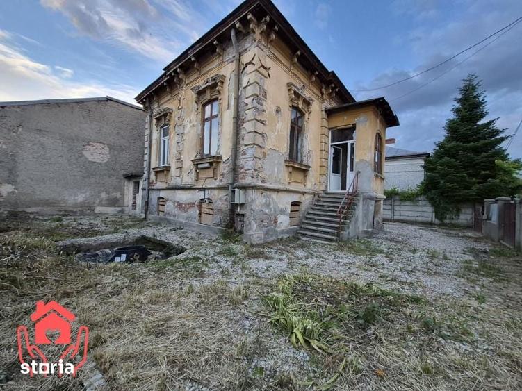 Casă cu 7 camere decomandat cu Teren 400 Mp în Central