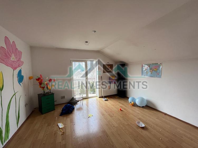 Casă cu 5 camere cu Teren 392 Mp în Intim