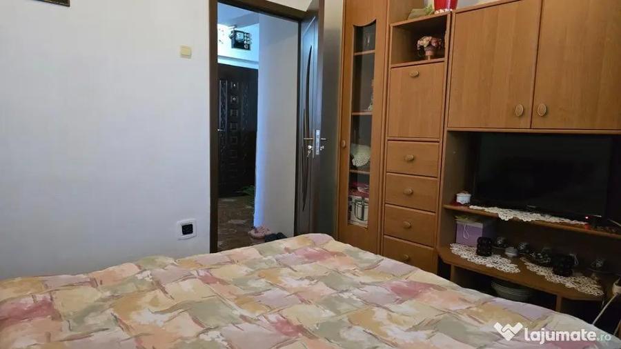 Apartament cu 3 camere decomandat în Minerul