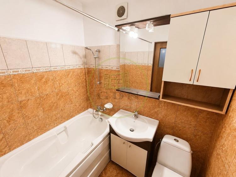Apartament cu 4 camere decomandat în Rahova