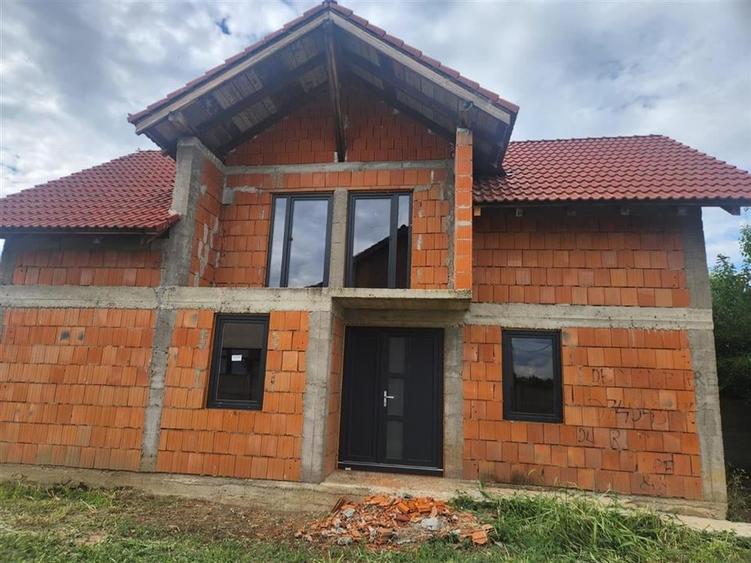 Casă individuală cu 4 camere cu Teren 700 Mp în Biharia