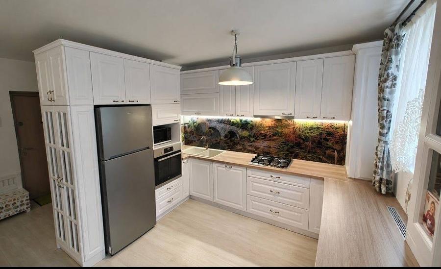 Apartament cu 3 camere decomandat în Europa