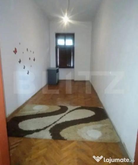 Casă cu 7 camere cu Teren 100 Mp în Central