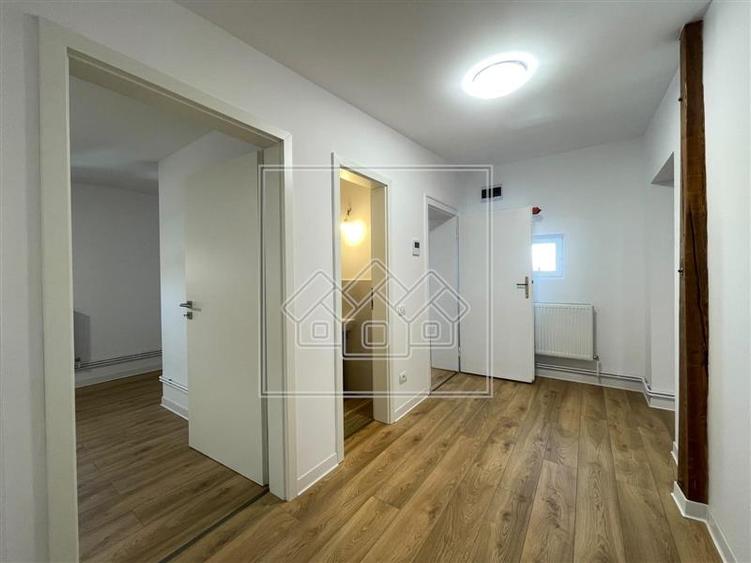 Casă individuală cu 12 camere cu Teren 600 Mp în Hipodrom 1