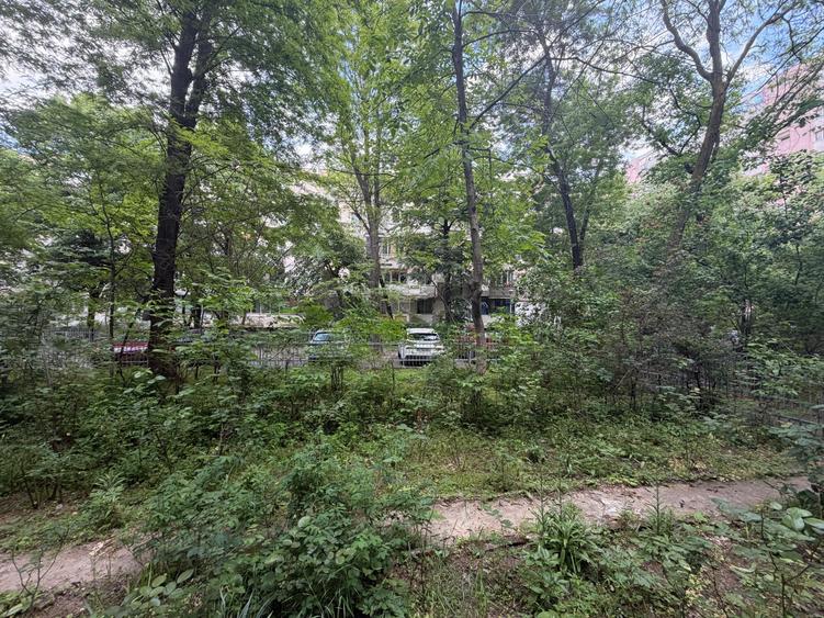Apartament cu 3 camere semidecomandat, mobilat în Titan