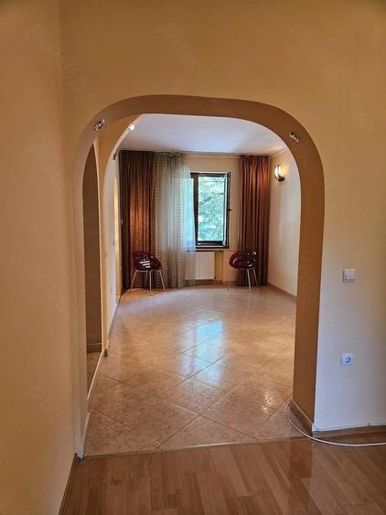 Apartament cu 3 camere semidecomandat în Central