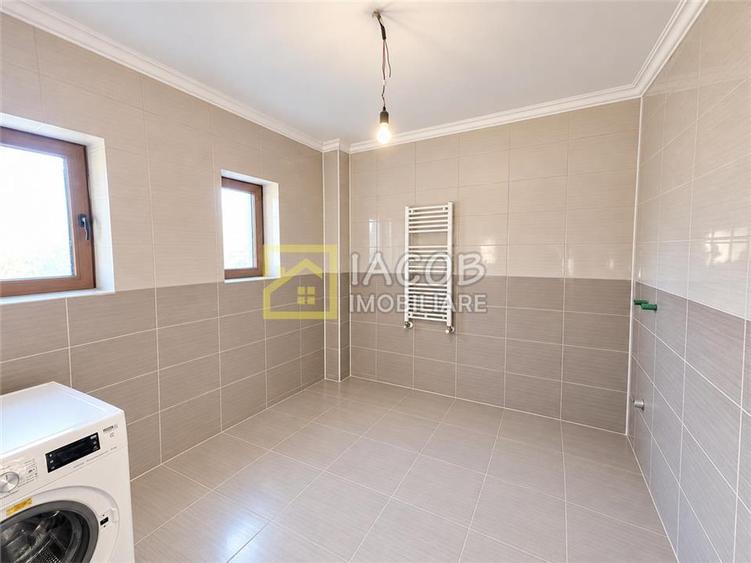 Casă cu 5 camere cu Teren 1179 Mp în Izvoare