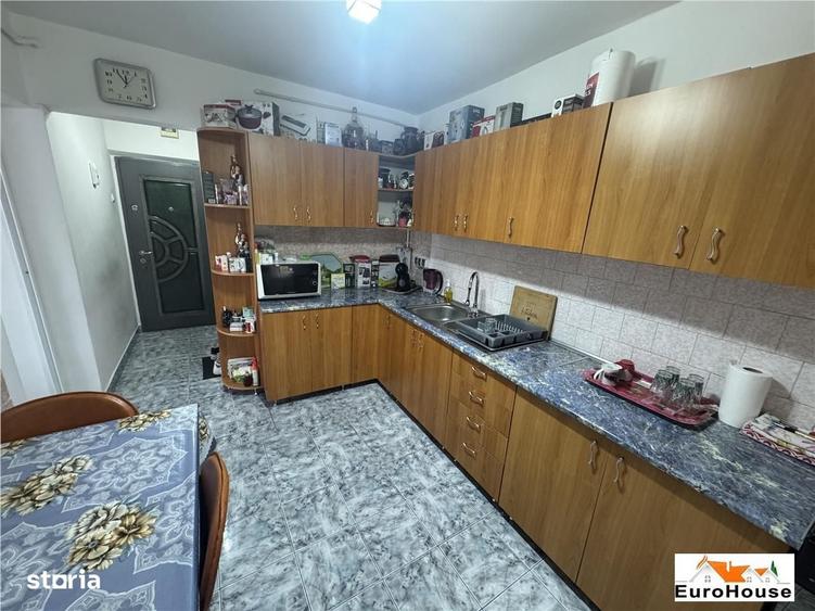 Apartament cu 3 camere decomandat în Cetate
