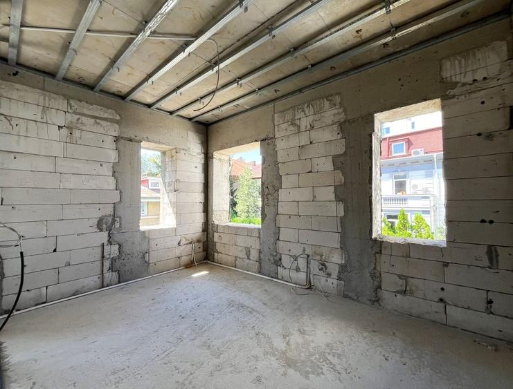 Casă individuală cu 4 camere cu Canalizare în Romană