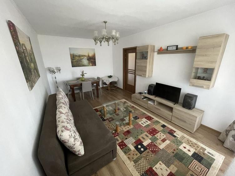 Apartament cu 3 camere decomandat în Far