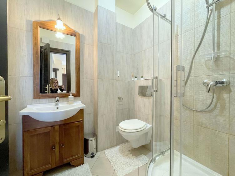 Apartament cu 3 camere semidecomandat, mobilat în Mircea cel Bătrân