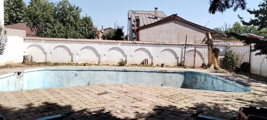 Casă individuală cu 5 camere decomandat cu Piscina în Andronache