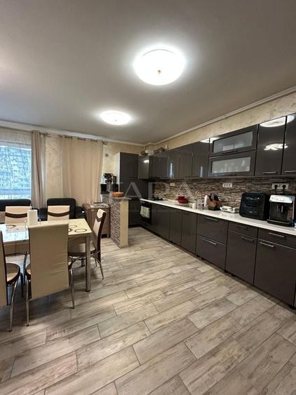 Apartament cu 4 camere semidecomandat, mobilat în Vest