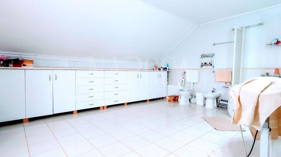 Casă individuală cu 5 camere cu Canalizare în Sânmartin