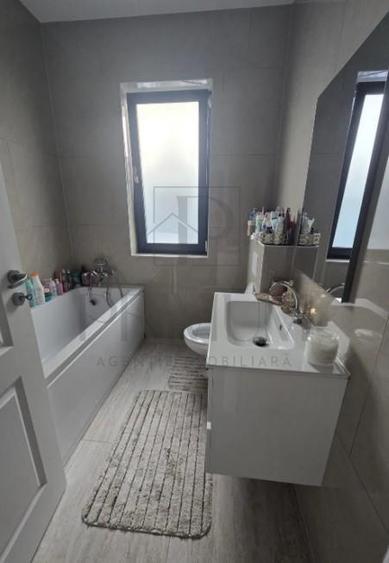 Casă individuală cu 5 camere cu Canalizare în Moșnița Nouă