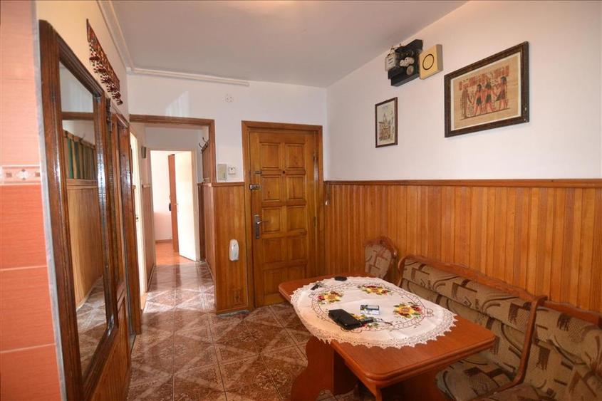 Apartament cu 3 camere decomandat în Astra