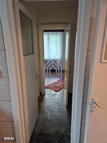 Apartament cu 3 camere decomandat în Roșu