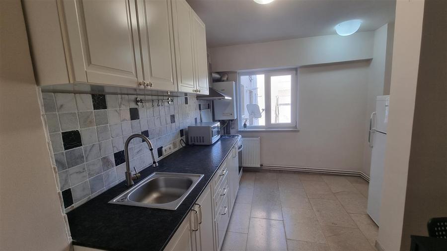 Apartament cu 3 camere decomandat, mobilat în Răcădău