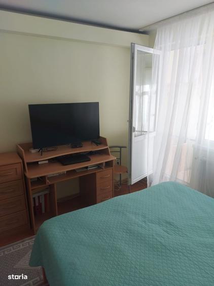 Apartament cu 4 camere semidecomandat în Micro 16