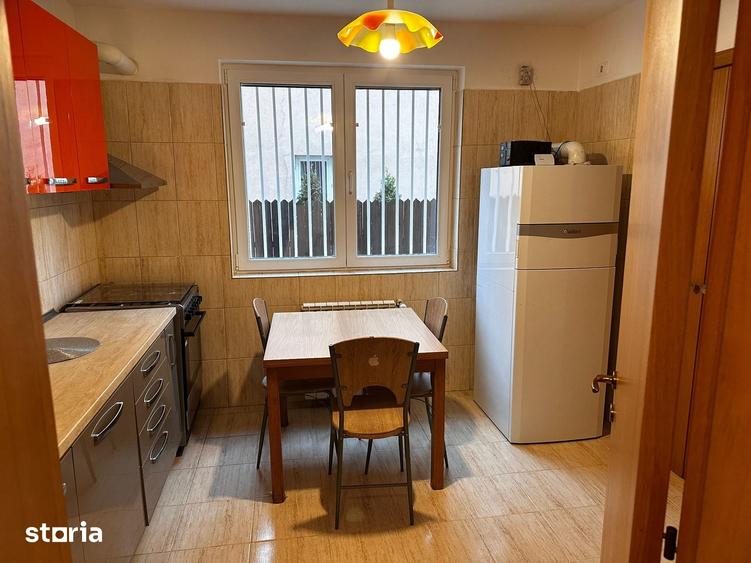Casă cu 6 camere cu Teren 310 Mp în Apărătorii Patriei