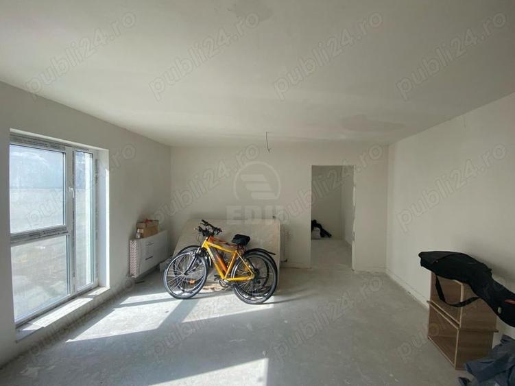 Apartament cu 3 camere semidecomandat în Florești