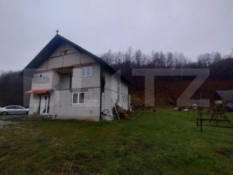 Casă individuală cu 6 camere cu Teren 3317 Mp în Nord-Est