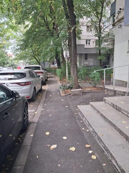 Apartament cu 3 camere decomandat, mobilat în P-ța Victoriei