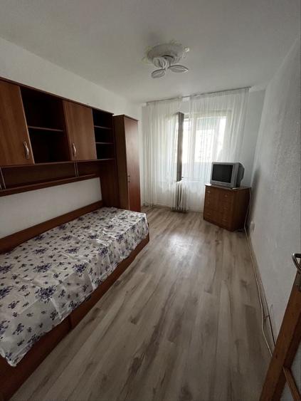 Apartament cu 4 camere semidecomandat în Rahova
