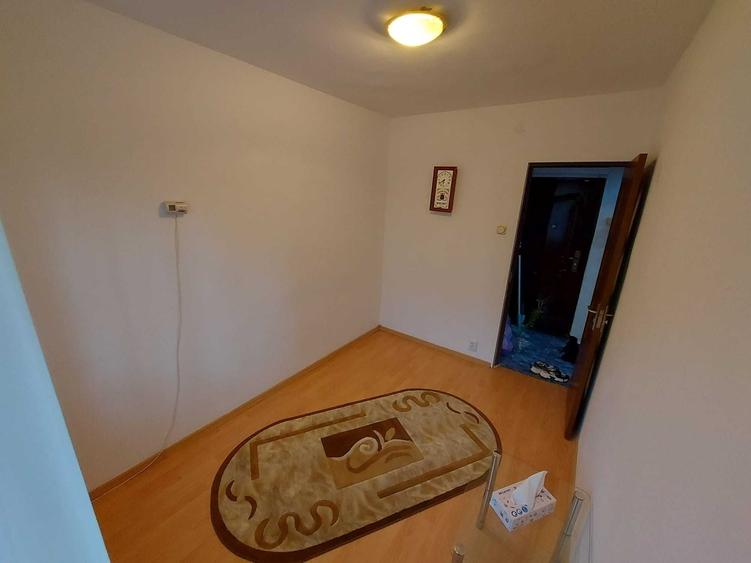 Apartament cu 3 camere semidecomandat în Alexandru cel Bun