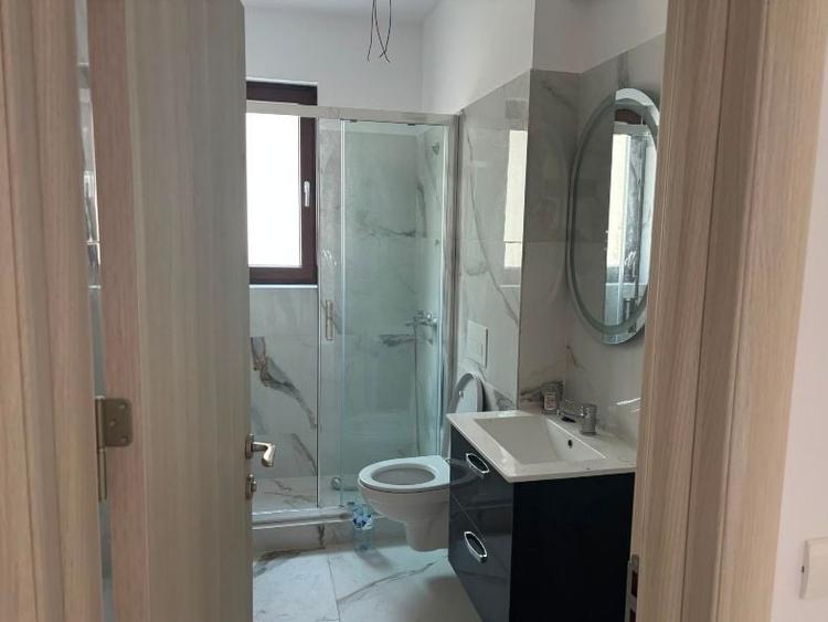Apartament cu 3 camere semidecomandat în Girocului